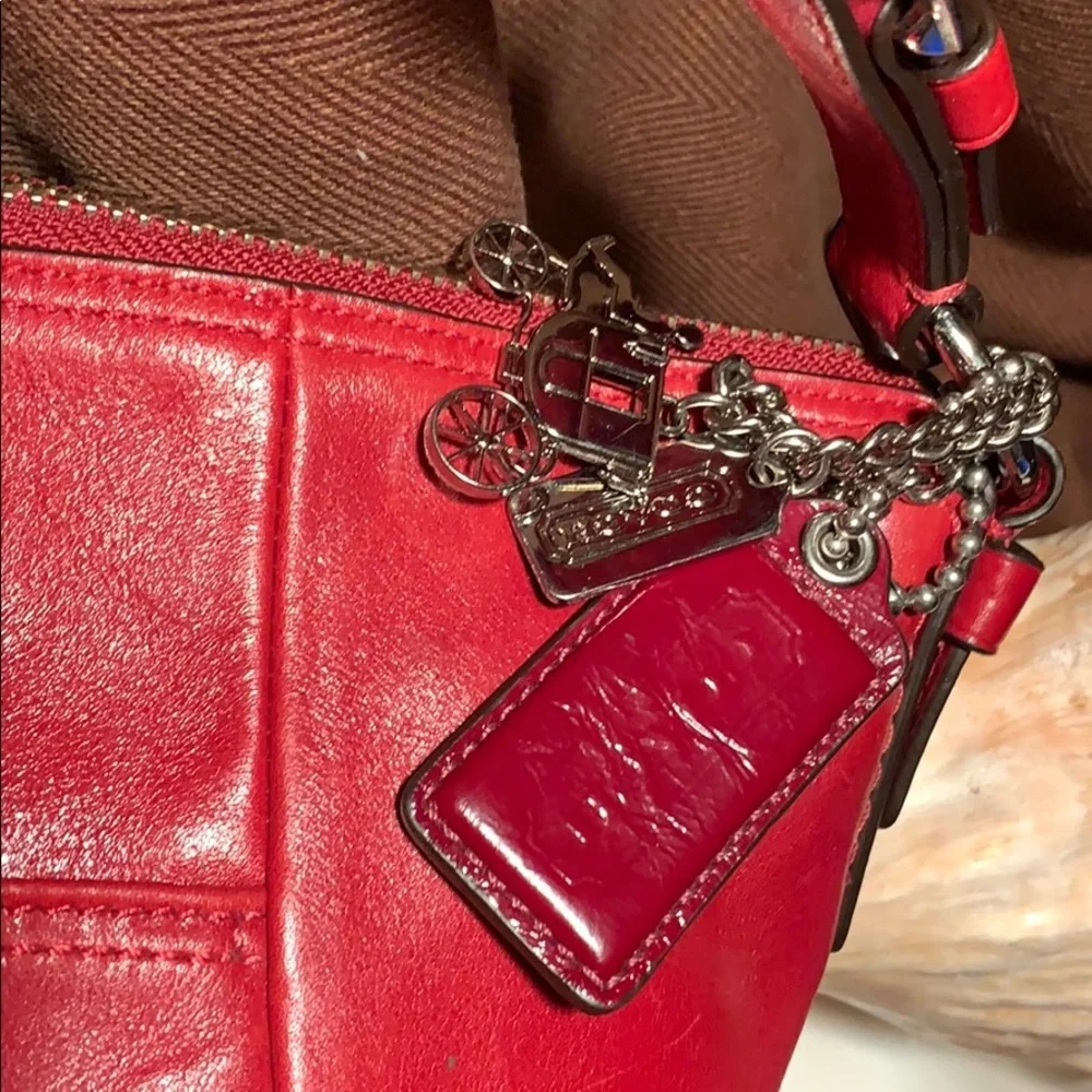Coach leather shoulder bag w/3 charms amazing/rare